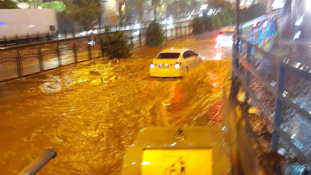 Ulaşım kapandı, iş yerlerini su bastı... Sel felaketi o illeri vurdu 3